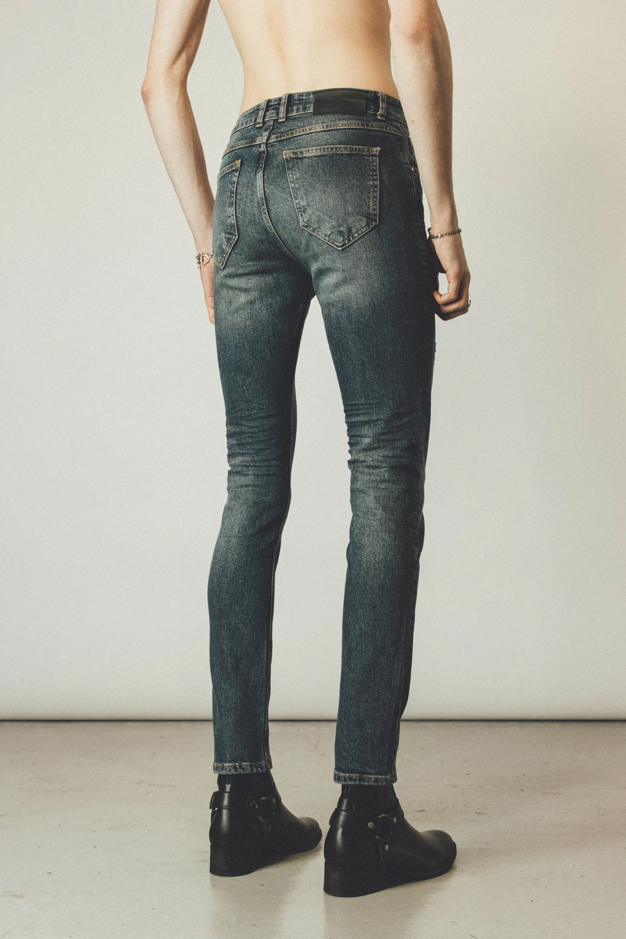 116 Essential Jeans