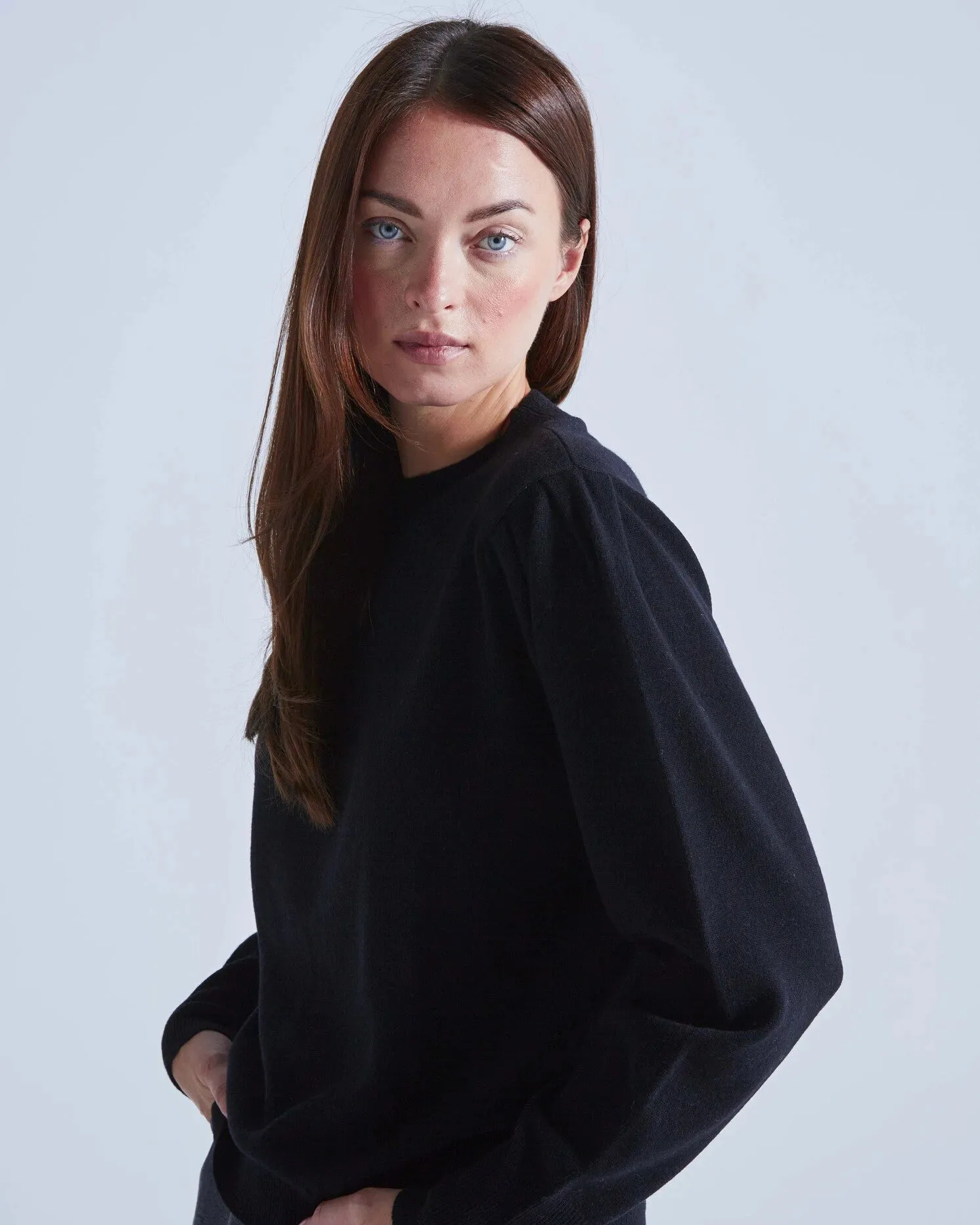 ABSOLUT CASHMERE PICADILLY SWEATER IN BLACK