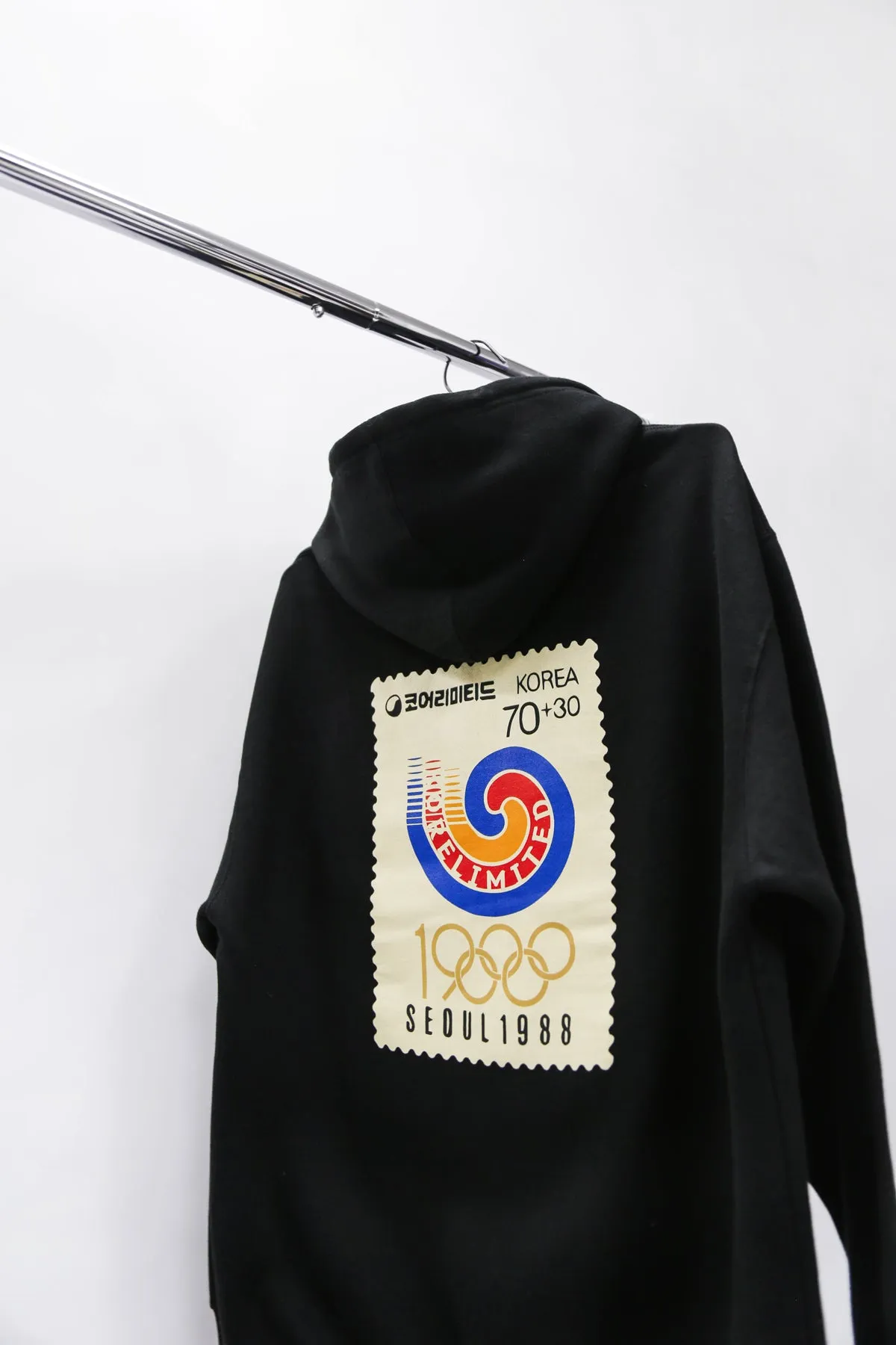 SEOUL 88 STAMP ZIP UP HOODIE (BLACK)